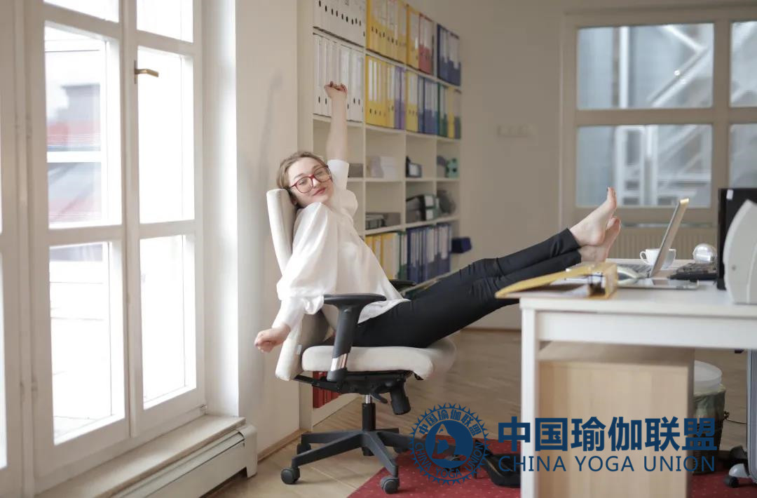 久坐腰痛族6个瑜伽教练合适动作有哪些？教你6个舒畅腰痛体式！